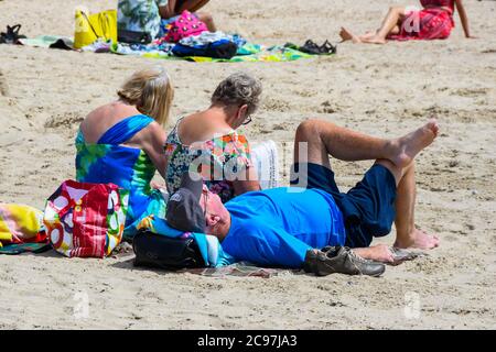 Weymouth, Dorset, Großbritannien. Juli 2020. Wetter in Großbritannien. Sonnenanbeter am Strand im Badeort Weymouth in Dorset an einem heißen, sonnigen Tag. Bild: Graham Hunt/Alamy Live News Stockfoto