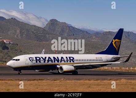 Los Rodeos, Teneriffa/Kanarische Inseln; Juli 24 2020: Ryanair boing 737-8AS, startbereit, in La Laguna City Airport Stockfoto
