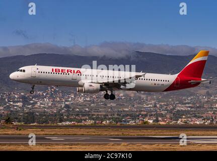 Los Rodeos, Teneriffa/Kanarische Inseln; Juli 24 2020: Iberia Airbus A321-213, Landung, am Flughafen La Laguna Stockfoto