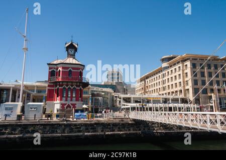 Kapstadt, Südafrika, Februar 17 2017: Menschen genießen die V&A Waterfront in Kapstadt an einem sonnigen Sommertag. Der Uhrturm ist ein ikonisches Merkmal. Stockfoto