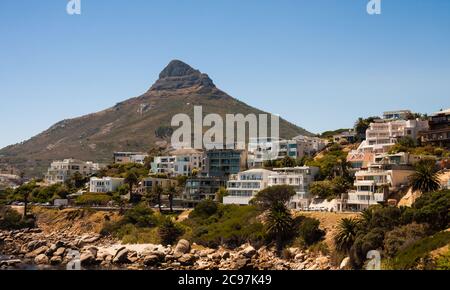 Kapstadt, Südafrika, Februar 17 2017: Blick auf Lions Head Berg- und Wohngebäude mit klarem blauen Himmel Hintergrund. Dies ist eine ikonische Ansicht. Stockfoto