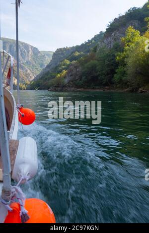 Ein Blick von einem fahrenden Boot im See am Matka Canyon bei Skopje, Mazedonien Stockfoto