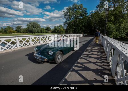 Oldtimer-Fahrt über die Whitchurch Bridge in der Nähe von Pangbourne Village, gelegen an der Themse, in der Grafschaft Berkshire, England, Großbritannien Stockfoto