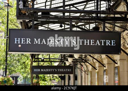 London, Großbritannien. Juli 2020. Ein Zeichen von her Majesty's Theatre in Haymarket.das Phantom der Oper wird nach 34 Jahren im West End dauerhaft geschlossen, ein Schlag für die britische Theaterindustrie. Andrew Lloyd Webbers langlaufendes Musical, das 1986 im her Majesty's Theatre eröffnet wurde, wird wegen der Auswirkungen der Coronavirus-Pandemie nicht mehr in London laufen. Kredit: SOPA Images Limited/Alamy Live Nachrichten Stockfoto