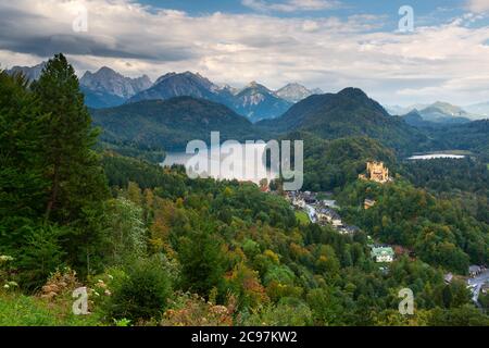 Bayerische Alpen in Deutschland am Hohenschwangau Dorf und Alpsee am Nachmittag. Stockfoto