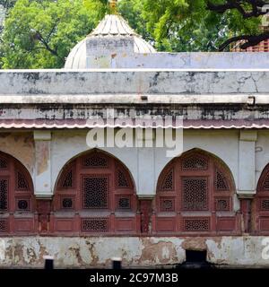 Innenansicht von Hazrat Nizamuddin Dargah während der Tageszeit in Delhi Indien, religiöse Darah von Nizamuddin in Delhi Stockfoto