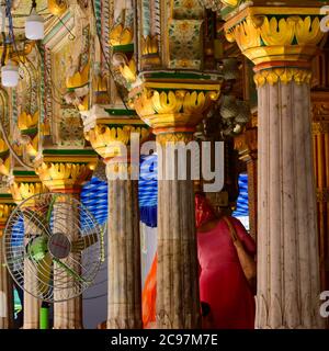 Innenansicht von Hazrat Nizamuddin Dargah während der Tageszeit in Delhi Indien, religiöse Darah von Nizamuddin in Delhi Stockfoto