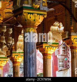 Innenansicht von Hazrat Nizamuddin Dargah während der Tageszeit in Delhi Indien, religiöse Darah von Nizamuddin in Delhi Stockfoto