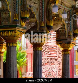 Innenansicht von Hazrat Nizamuddin Dargah während der Tageszeit in Delhi Indien, religiöse Darah von Nizamuddin in Delhi Stockfoto