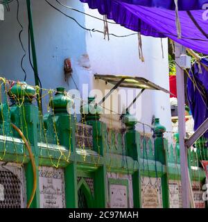 Innenansicht von Hazrat Nizamuddin Dargah während der Tageszeit in Delhi Indien, religiöse Darah von Nizamuddin in Delhi Stockfoto