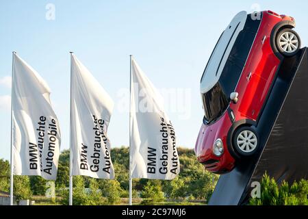 BMW-Logo und -Schild auf fliegenden Fahnen und BMW Mini-Mock montiert oder auf steilem Untergrund als Werbung im BMW-Hauptladen Sofia angebracht Stockfoto