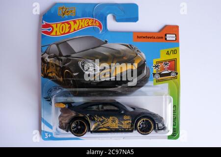 Istanbul, Türkei - 29. Juli 2020 : EIN schwarz gefärbtes Hot Wheels Porsche 911 GT3 RS-Spielzeugauto mit Druckguss auf weißem Hintergrund. Stockfoto