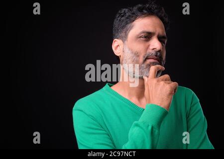 Porträt eines reifen bärtigen indischen Mannes mit lockigen Haaren Stockfoto