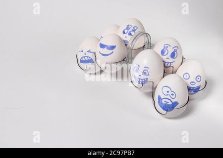 Lustige Hühnereier. Smiley Eier mit Gesichtern, lustige Gesichter. Eier mit Emotionen auf einem besonderen Stand. Stockfoto