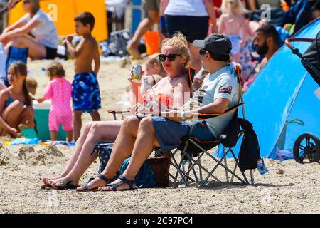 Weymouth, Dorset, Großbritannien. Juli 2020. Wetter in Großbritannien. Sonnenanbeter am Strand im Badeort Weymouth in Dorset an einem heißen, sonnigen Tag. Bild: Graham Hunt/Alamy Live News Stockfoto