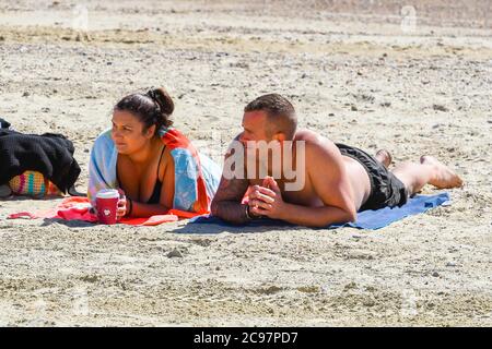 Weymouth, Dorset, Großbritannien. Juli 2020. Wetter in Großbritannien. Sonnenanbeter am Strand im Badeort Weymouth in Dorset an einem heißen, sonnigen Tag. Bild: Graham Hunt/Alamy Live News Stockfoto