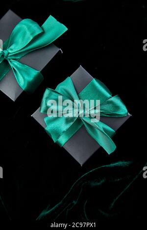 Luxuriöse schwarze Geschenkboxen mit grünem Band Stockfoto