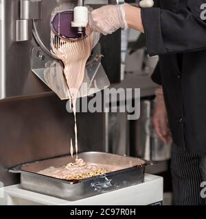 Nougat-Eis aus der Eismaschine in der kleinen Fertigung Stockfoto