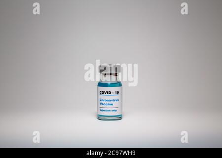 Impfstoffflasche (Fläschchen) mit einem Etikett mit der Aufschrift „Covid – 19 Corona Virus Vaccine Injection only“ isoliert auf weißem Hintergrund zur Impfung gegen Preventio Stockfoto