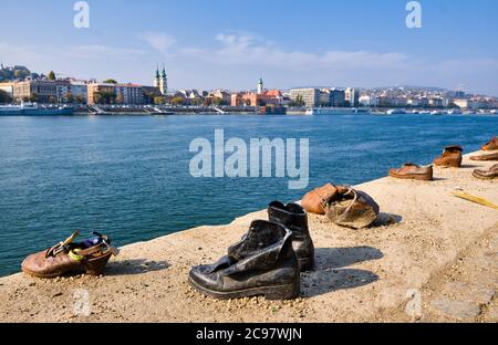 Budapest / Ungarn - 20. Oktober 2018: Die Schuhe am Donauufer-Denkmal in Budapest, Ungarn, gewidmet dem Gedenken an die getöteten Juden Stockfoto