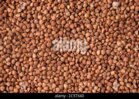 Buchweizen Struktur und Textur. Schöner brauner Hintergrund aus verstreutem Buchweizen. Stockfoto