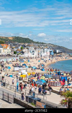 Lyme Regis, Dorset, Großbritannien. Juli 2020. Wetter in Großbritannien: Der Strand am Badeort Lyme Regis war voll von Sonnenanbetern und Familien, die den heißen Sonnenschein an diesem Nachmittag genießen. Kredit: Celia McMahon/Alamy Live Nachrichten Stockfoto