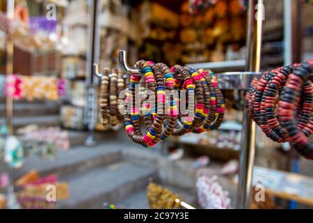 Nahaufnahme von handgefertigten dekorativen Perlen auf einem String-Typ Armbänder auf dem Display in einem lokalen Souvenirladen im berühmten Al-Hamidiyah Souq in Damaskus, Stockfoto