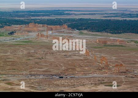 Luftaufnahme der Ruinen der antiken Stadt Palmyra vor dem Beginn des Bürgerkrieges in Syrien. Bild zeigt eine alte Straße mit Säulen auf bot Stockfoto