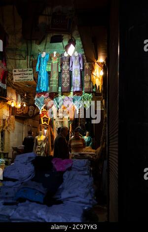 Damaskus/Syrien 03/29/2010: Al-Hamidiyah Souk (großer Basar in Zentral-Damaskus) (Markthalle) bei schwachem Licht gefangen. Es verfügt über eine Boutique verkaufen Stockfoto