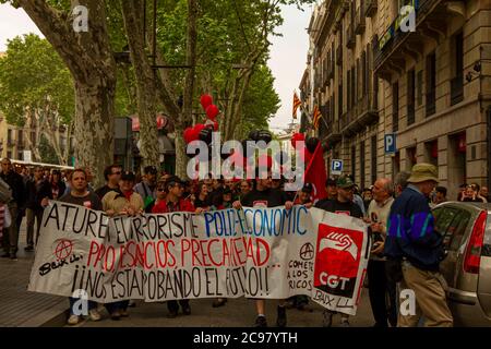 Barcelona/Spanien 05/01/2010 : Labor Day Parade in den Straßen von Barcelona. Linke Gewerkschaftsorganisationen marschieren mit Transparenten auf der Straße. IT i Stockfoto