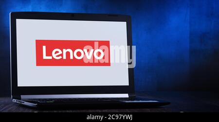 POZNAN, POL - 24. MÄRZ 2020: Laptop-Computer mit Logo von Lenovo, einem multinationalen Technologieunternehmen mit Hauptsitz in Peking, China Stockfoto