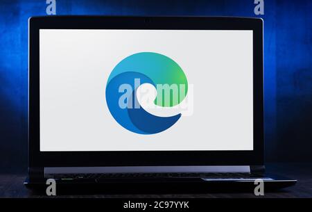 POZNAN, POL - 15. MAI 2020: Laptop-Computer mit Logo von Microsoft Edge, einem Web-Browser von Microsoft entwickelt Stockfoto