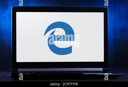 POZNAN, POL - 15. MAI 2020: Laptop-Computer mit Logo von Microsoft Edge, einem Web-Browser von Microsoft entwickelt Stockfoto