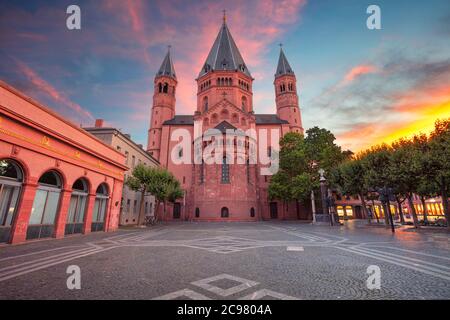 Mainz, Deutschland. Stadtbild der Mainzer Innenstadt mit Mainzer Dom bei schönem Sonnenuntergang. Stockfoto