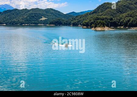 Der See von Salto, der größte künstliche See in Latium, in der Provinz Rieti und durch Stauen des Salto Fluss mit dem Salto Damm geschaffen. Ein Sportm Stockfoto