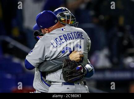 Yasmani Grandal, catcher celebra con Adam Liberatore pither de los dodgers se lleva el salvamento, durante el partido de beisbol de los Dodgers de Los Angeles contra Padres de San Diego, durante el Primer juego de la Serie las Ligas Mayores del Beisbol en Monterrey, Mexiko el 4 de Mayo 2018.(Foto: Luis Gutierrez) Stockfoto