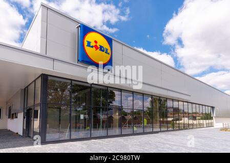 Neuer Lidl-Shop, Laden kurz vor Fertigstellung in Southend on Sea, Essex, Großbritannien. Verzögert durch COVID-19 Coronavirus-Lockdown. Großes Einzelhandelslager. Mitarbeiter Stockfoto