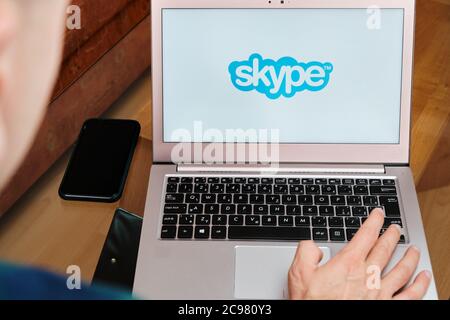 Skype wird für Geschäftstreffen auf Laptop von man verwendet. Ein illustratives redaktionelles Bild. San Francisco, USA, Juni 2020. Stockfoto