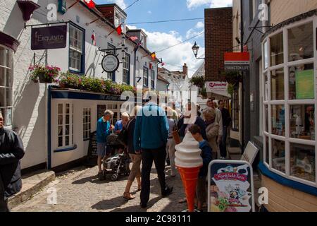 Lymington, UK 06/19/2010: Ein Blick auf die Quay Street, New Forest National Park mit Touristen und lokalen Geschäften. Dies ist eine kleine Touristenstadt Stockfoto