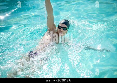 Schwimmerin auf ihrer Seite, Arm gerade nach oben angehoben Stockfoto