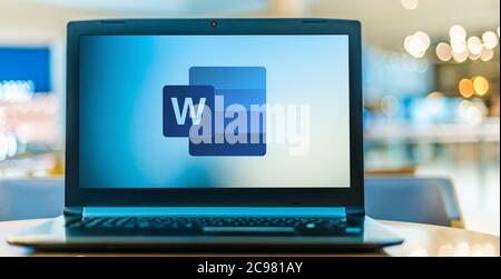 POZNAN, POL - JUN 16, 2020: Laptop-Computer mit Logo von Microsoft Word, einem von Microsoft entwickelten Textverarbeitungsprogramm Stockfoto