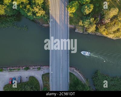 Foto von Drohne, Brücke über den Fluss, Boot, skandinavische Natur, Finnland, Espoo. Hochwertige Fotos Stockfoto