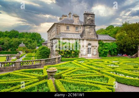 Das östliche Ende des Pollok House mit Garten, dem Stammhaus der Familie Stirling Maxwell, befindet sich im Pollok Country Park, Glasgow, Schottland, Großbritannien Stockfoto