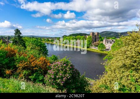 Inverness Cathedral der Kathedrale St. Andreas-Kirche durch den Fluss Ness in Inverness Highland-Schottland Stockfoto