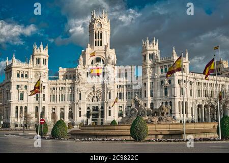 Plaza de Cibeles und Cibeles Palace, der Stadtrat von Madrid in Spanien. Der Cybele-Palast und der Cibeles-Brunnen sind symbolische Denkmäler der Hauptstadt. Stockfoto