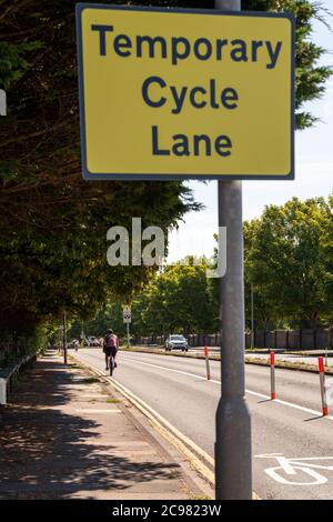 Eine temporäre Fahrspur, die unter der Covid-19-Pandemie eingesetzt wurde und eine Spur von einer zweispurigen Fahrbahn benutzte. Old Shoreham Road, Hove, East Sussex, Stockfoto