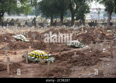 RIO DE JANEIRO,(BRASILIEN),APRIL,06,2020: Beerdigung des Opfers des covid-19, neue Coronavirus, auf dem Cashew Friedhof in rio de janeiro mit dem Grabbeil Stockfoto