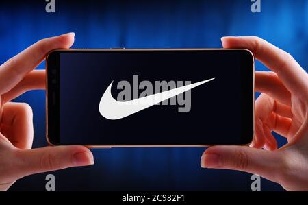 POZNAN, POL - 12. JUNI 2020: Hände halten Smartphone mit Logo von Nike, einem amerikanischen multinationalen Konzern produziert Schuhe, Kleidung, Ausrüstung Stockfoto