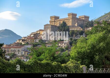 Gemeinde von Celano, mit dem großen Piccolomini Schloss auf dem Gipfel des Hügels, Stockfoto