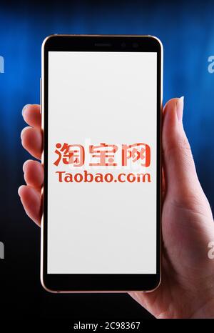 POZNAN, POL - 20. JUNI 2020: Hände halten Smartphone mit Logo von Taobao, eine chinesische Online-Shopping-Website, mit Sitz in Hangzhou, und owne Stockfoto